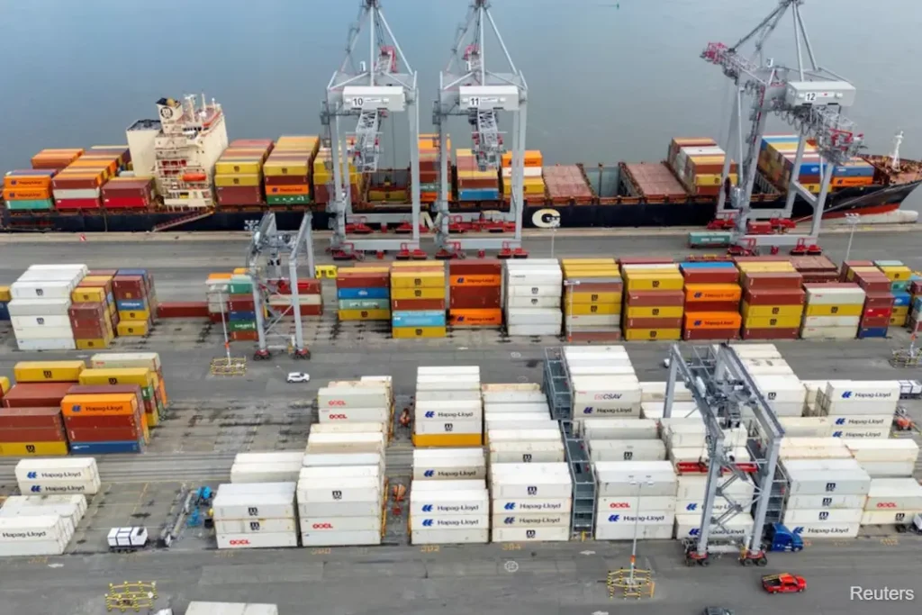 A20view20shipping20at20Port20Montreal20Montreal-20April14