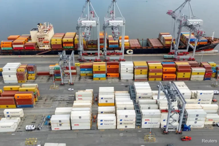 A20view20shipping20at20Port20Montreal20Montreal-20April14